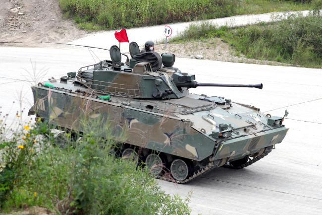 육군11기동사단 K21 장갑차가 전투사격 평가를 위해 기동하고 있다. 