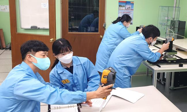 제47회 전국품질분임조 경진대회에서 은상을 차지한 공군군수사령부 85정밀표준정비창 칠성 분임조원들이 연구 활동을 하고 있다.  부대 제공