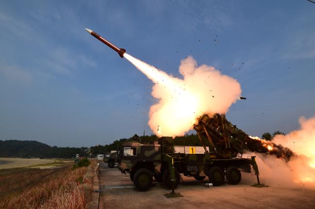 국방부는 지난 31일 공개한 2022년도 국방예산 정부안에 군 정찰위성, 탄도탄조기경보레이더-Ⅱ, 패트리어트 성능개량 2차 등 핵·대량살상무기(WMD) 위협 대응 전력에 4조6650억 원을 편성했다고 밝혔다. 사진은 공군방공유도탄사령부 장병들이 패트리어트 미사일을 발사하고 있는 모습. 조종원 기자
