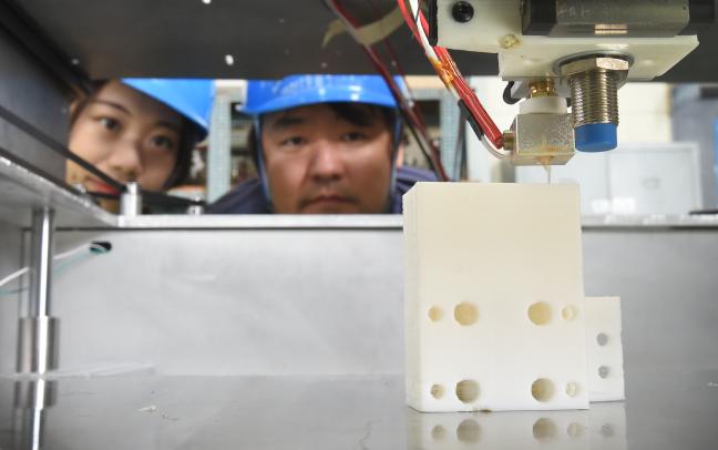 국방부는 과학기술정보통신부와의 협업을 통해 군 내 4차 산업혁명기술 인재 양성을 위한 예산 55억을 투자하는 것을 비롯해 상용드론 742세트를 구매하고 3D 프린터 20대도 도입하기로 했다. 사진은 해군2함대사령부 수리창 소속 군무원들이 자체제작한 3D프린터로 수리용 부품을 제작하는 모습. 조용학 기자