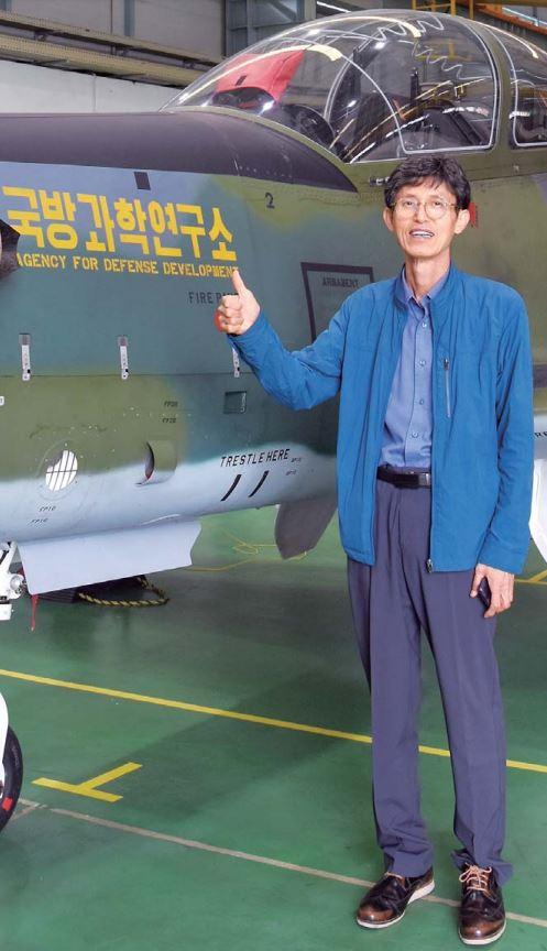 국방과학연구소 국방시험연구원 성덕용 수석연구원이 자신이 개발비행시험에 참여한 KT-1 시제기 앞에서 포즈를 취하고 있다. 