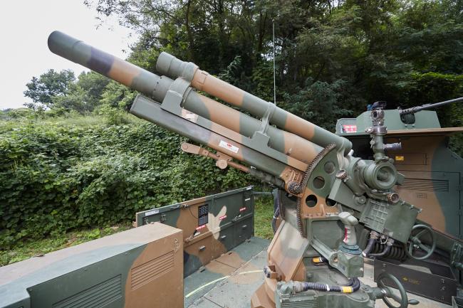 기존 105mm 견인 곡사포에 무장장치의 자동 구동이 가능하도록 자동 및 수동 구동과 연결된 부분을 개조해 장착했다. 포신결합체, 주퇴장치, 포가, 고저장치 및 방향장치 등으로 구성돼 있다.