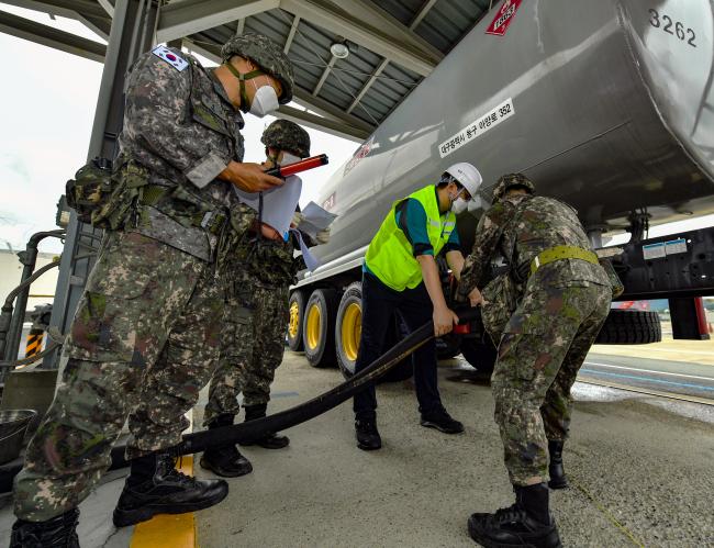 공군11전투비행단 유류관리중대원들이 지난 3일 대구공항에서 열린 항공유 저장소 인수훈련에서 급유 호스 호환성 점검을 하고 있다.  사진 제공=한윤창 하사