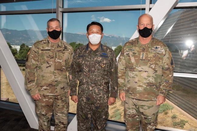 박인호(가운데) 공군참모총장이 지난달 25일부터 이달 3일까지 군사외교 활동을 전개한 가운데 미국 콜로라도 미 우주사령부에서 제임스 디킨슨(왼쪽) 미 우주사령관, 존 레이몬드 미 우주군참모총장과 한미 간 연합우주작전 수행능력 향상을 다짐하며 기념사진을 찍고 있다.  공군 제공