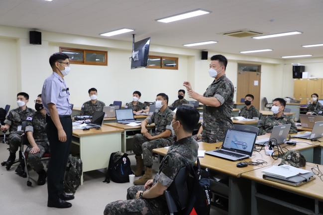 육군대학 중령 지휘참모과정 교육생들이 변화하는 전장 환경 속 우리 군의 발전 방안을 주제로 토론식 수업을 하고 있다. 육군대학은 중령 지휘참모과정 교육생들의 전략·작전 기획 능력 향상을 위해 교육 기간을 5주에서 8주로 늘렸다.  