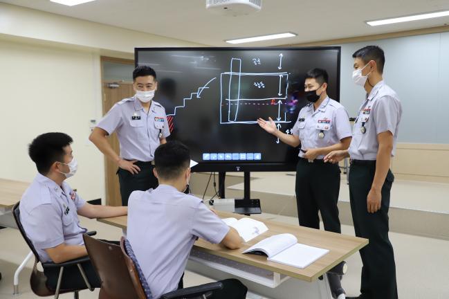 육군대학 교관들이 교육생들의 학습 능률 향상 방안을 논의하고 있다. 육군대학은 지난 1951년 10월 창설 후 70년간 육군의 ‘교육·교리 및 전투발전 메카’ 역할을 해왔다.  