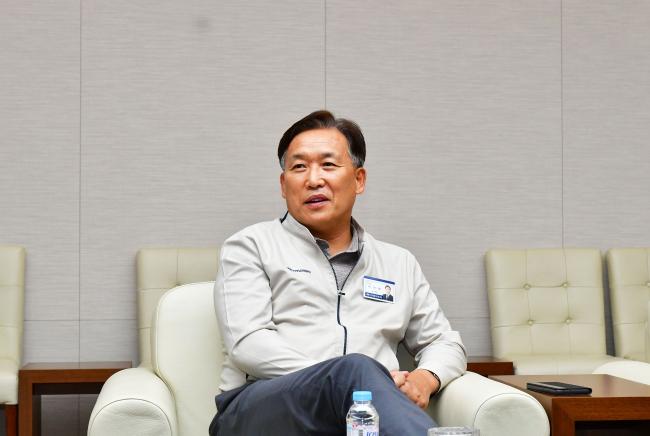 하언태 현대자동차 대표이사가 지난 2일 현대차 울산공장 홍보관에서 국방일보와 인터뷰를 하고 있다. 
