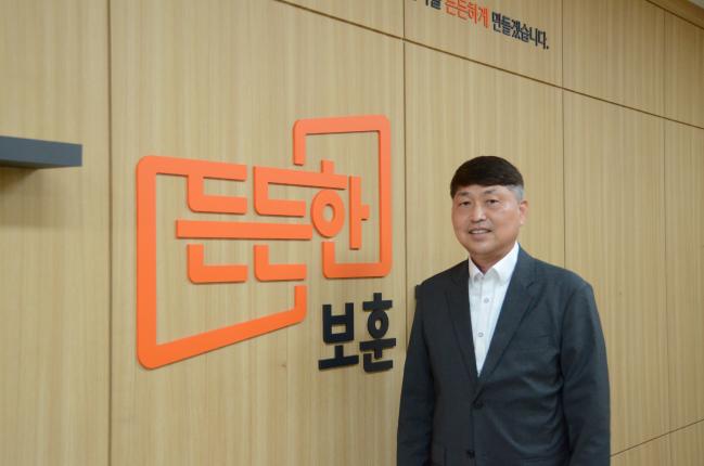 한용희 보훈처 제대군인일자리과장이 세종시 정부세종청사에서 국방일보와 인터뷰를 마친 뒤 포즈를 취하고 있다. 보훈처의 정책 브랜드인 ‘든든한 보훈’은 국가를 위한 헌신을 잊지 않고 보답하며 국가가 든든하게 책임진다는 의미를 담고 있다.