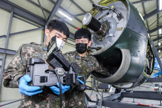 6일 개최된 공군5공중기동비행단 기관(항공기 엔진) 내시경 검사 점검 경연대회에서 참가자들이 항공기 예비 엔진을 이용해 비디오스코프 활용 실기 평가를 받고 있다.  사진 제공=노현우 하사