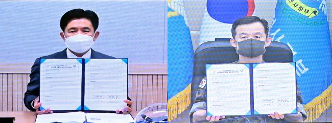 7일 비대면으로 진행된 공군과 한밭대학교 간 창업 인재 육성을 위한 업무 협약식에서 공군본부 윤병호(소장·오른쪽) 인사참모부장과 한밭대학교 최병욱 총장이 협약서를 들어 보이고 있다.  공군 제공 