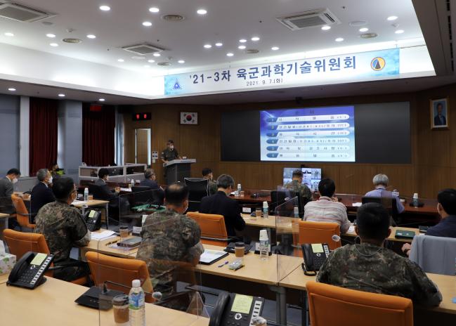 7일 육군교육사령부 중회의실에서 열린 ‘21-3차 육군과학기술위원회’에서 김경식(대령) 교육사 전력발전과장이 위원회 일정을 소개하고 있다.  부대 제공