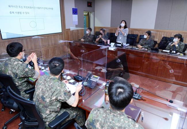 공군방공관제사령부 양성평등 간담회에서 참석 장병들이 양성평등 담당관의 강연을 듣고 있다.  부대 제공