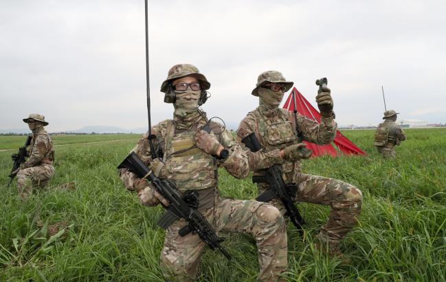 공군5공중기동비행단 공정통제사(CCT)들이 김해기지 일대에서 항공기 유도 훈련을 하고 있다. 다양한 특수작전 수행 능력을 갖춘 공정통제사는 긴급상황 때 가장 먼저 현장에 투입돼 아군 전력에 위협이 되는 요소를 차단하고, 아군 항공기에 인원·물자를 투하할 위치 정보를 전달한다. 지난달 아프가니스탄 특별기여자와 가족들을 국내로 이송하는 ‘미라클 작전’에서도 임무를 완벽히 수행함으로써 작전 성공에 기여했다. 한재호 기자 