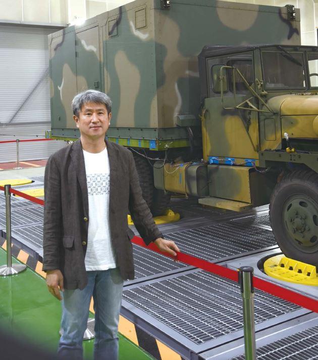 국방시험연구원 신용재 책임연구원이 창원시험장 실차내구 신뢰성시험 시설 앞에서 포즈를 취하고 있다. 