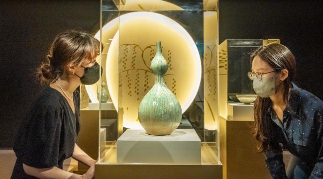 다음 달 17일까지 국립고궁박물관에서 열리는 특별전 ‘고려 미·색 - 벨기에 왕립예술역사박물관 소장 한국 문화재’ 전시에서 공개된 청자 상감 물가 풍경 무늬 표주박 모양 병. 