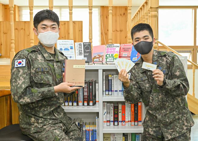 공군16전투비행단 장병들이 자신의 필사 노트와 보물카드를 소개하고 있다.  사진 제공=김도윤 병장