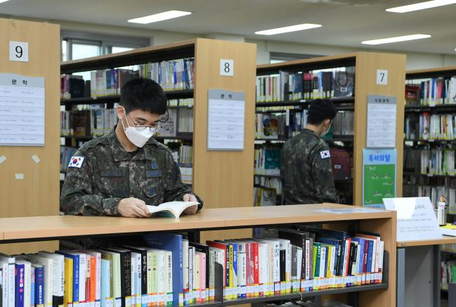 공군15특수임무비행단 장병들이 기지 도서관에서 책 읽는 병영문화 조성에 동참하고 있다.  사진 제공=김샛별 중사