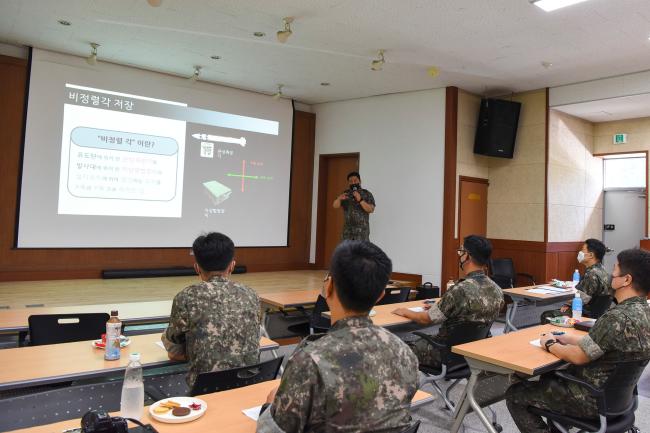 공군1방공유도탄여단 방공유도무기 정비사 연구발표 경연대회에 참가한 서창환 상사가 자신의 연구분석 결과를 발표하고 있다. 사진 제공=김재겸 중사