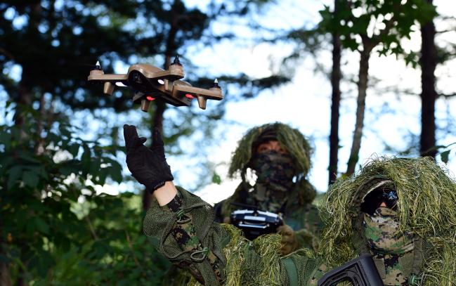 육군특수전학교 드론교육센터 ‘특수작전 드론조종자 교육과정’ 교육생들이 8일 강원도 인제군 육군과학화전투훈련단(KCTC)에서 길리 슈트로 위장한 채 교육용 소형 감시드론을 운용하고 있다. 적진에 침투한 특전요원은 드론을 활용해 작전지역 정찰, 원거리 타격, 항공화력유도 등 임무를 수행한다.