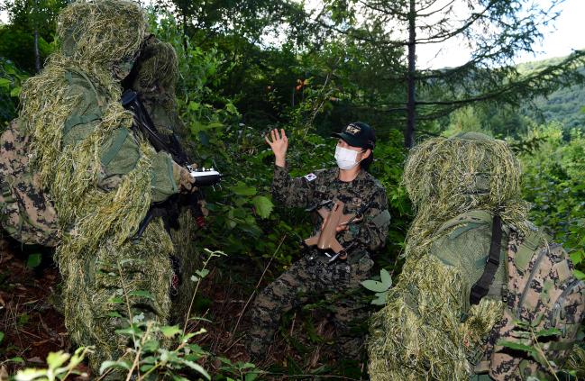 특수전학교 드론교육센터 임영민(상사·가운데) 교관이 야외 실습 전 교육생들에게 드론 운용법을 설명하고 있다.