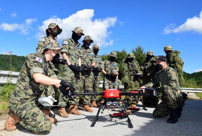 특수전학교 드론교육센터 교관과 교육생들이 KCTC 전투훈련 투입을 앞두고 드론의 전술적 운용법을 논의하고 있다.