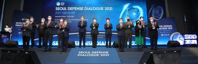 9일 서울 용산구 그랜드하얏트 서울호텔에서 열린 2021 서울안보대화 개회식에서 서욱(뒷줄 오른쪽 넷째) 국방부 장관과 박재민(뒷줄 오른쪽 셋째) 차관을 비롯한 참석자들이 기념촬영을 하고 있다. 