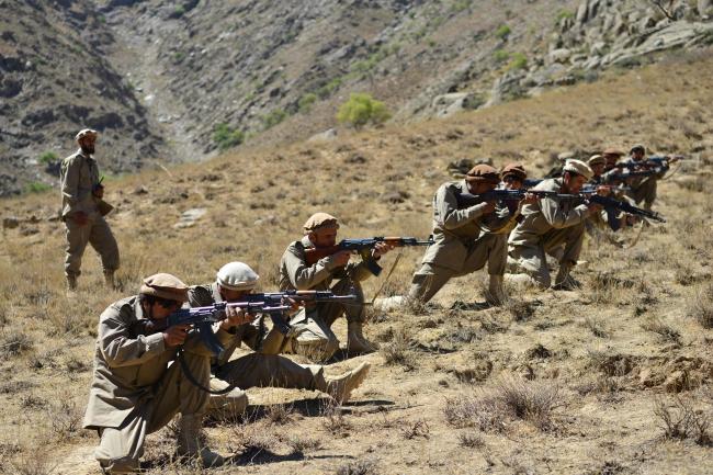 지난 2일 아프가니스탄 판지시르주에서 이슬람 무장 조직 탈레반에 대항하는 저항군 대원들이 소총 사격 훈련을 하고 있다.  연합뉴스