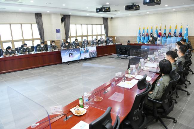 지난 9일 열린 공중기동정찰사 전술토의에서 김준식(중장·가운데) 공군작전사령관 등 참석자들이 공중기동전력 생존성 향상 방안을 논의하고 있다.  사진 제공=박치남 상사