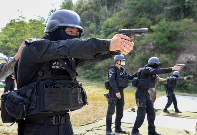 공군18전투비행단 특수임무소대 장병들이 10일 강릉경찰서 실외 사격장에서 대테러 사격훈련을 하고 있다.  사진 제공=박의찬 하사