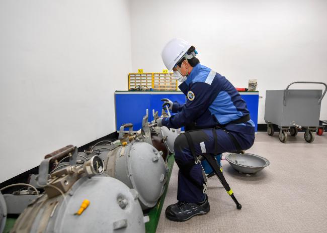  무릎 보조기기 ‘첵스’를 착용한 박재옥 군무주무관이 정비 시연을 하고 있다.