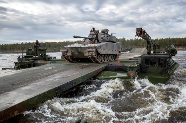 2018년 진행된 나토(NATO)의 트라이던트 정처(Trident Juncture) 훈련에서 네덜란드 군의 CV90장갑차가 M3 자주도하장비를 이용해 강을 건너고 있다. 독일 GDELS사가 생산하는 M3는 실제 훈련에서 350m 길이의 세계 최장부교를 설치한 바 있다.  사진=독일연방군 플리커