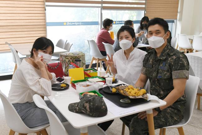 공군15특수임무비행단이 최근 장병 휴일 면회를 재개한 가운데 한 장병 가족이 방역 수칙을 준수해 즐거운 시간을 보내고 있다.  사진 제공=김샛별 중사