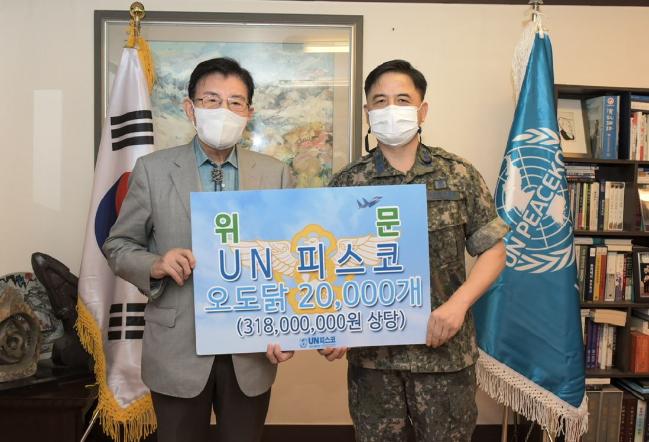 공군 위문품 전달식
김덕룡 UN피스코 이사장이 성기문(대령·오른쪽) 공군본부 병영정책과장에게 장병 위문품을 전달하고 있다. 공군 제공