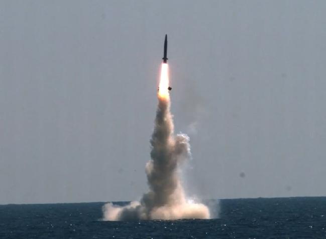 3000톤급 잠수함 ‘도산안창호함’에서 수중 발사된 잠수함발사탄도미사일(SLBM)이 목표를 향해 날아가고 있다.이날 시험발사 성공으로  우리나라는 세계에서 7번째로 SLBM 발사에 성공한 국가가 됐다. 국방부 제공