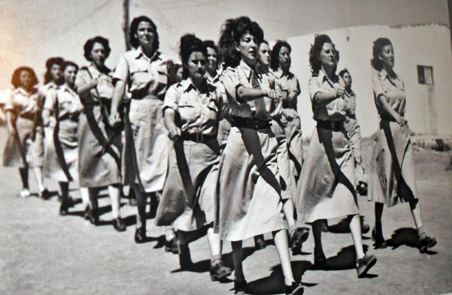 1948년 독립전쟁 당시 집단으로 입대하는 이스라엘 여성들. 현재 이스라엘군의 35%가 여군이다.