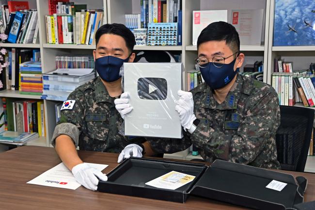 공군 유튜브 채널을 운영하는 공군본부 미디어콘텐츠과 장병들이 실버 플레이 버튼 개봉 영상을 촬영하고 있다.  공군 제공