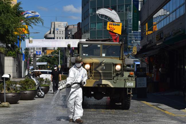 육군32보병사단 장병들이 15일 대전광역시 동구 중앙시장 일대에서 코로나19 확산 방지를 위한 방역을 하고 있다.  부대 제공