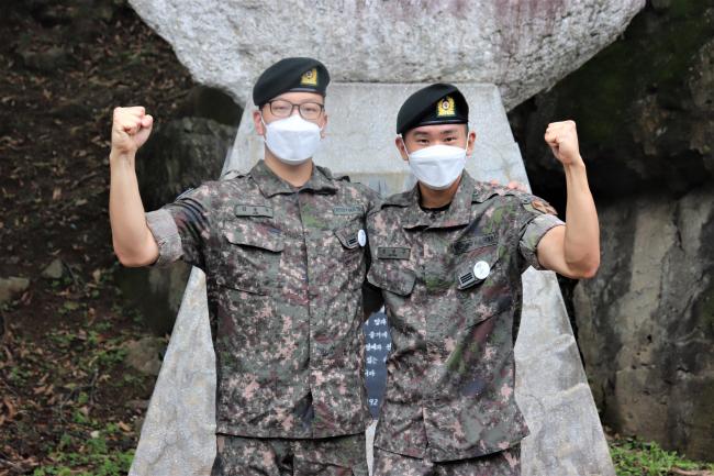 파라과이 복수국적자로 자원입대해 같은 부대에서 임무를 수행 중인 육군6포병여단 상승대대 정성구(오른쪽) 상병과 김용욱 일병.  사진 제공=원유승 중위