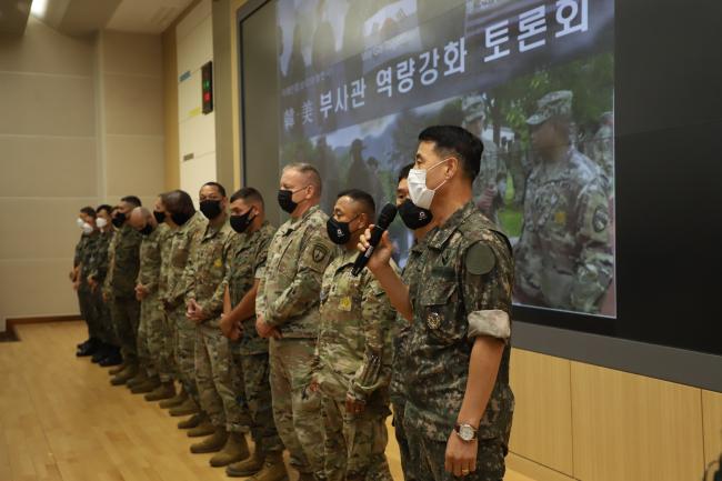 육군과학화전투훈련단이 지난 13일 훈련에 참가한 초급 부사관을 위해 마련한 ‘한미 부사관 역량 강화 토론회’에서 어윤용(맨 오른쪽) 합참 주임원사가 발언하고 있다.  부대 제공