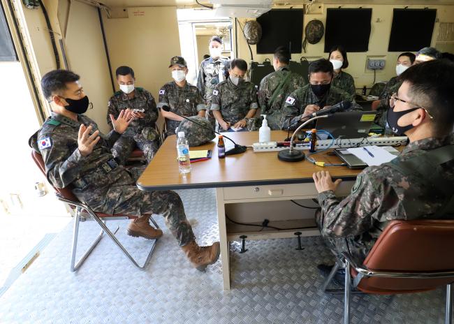 육군7기동군단이 16일 경기도 포천시 승진과학화훈련장에서 진행한 통합 화력운용 절차 실제 기동훈련에서 허강수(맨 왼쪽) 군단장이 군단 전투참모단에게 통합 화력운용의 중요성을 강조하고 있다. 
 사진 제공=김형우 군무주무관