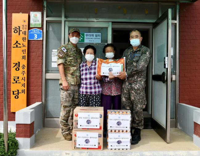 공군19전투비행단 장병들이 지난 14일 부대 인근 마을 경로당을 찾아 추석 지원품을 전달하고 있다. 
  사진 제공=지준오 중사