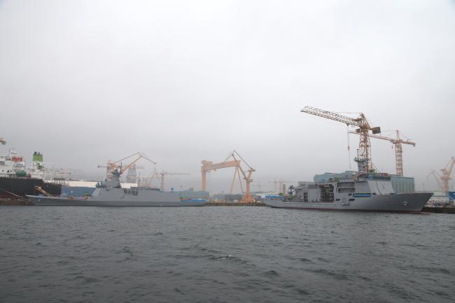 지난 14일 비 내리는 경남 거제 대우조선해양 옥포조선소 안벽에서 우리 해군 전력 증강에 기여할 신예 함정들의 수상 시험평가가 진행되고 있다. 