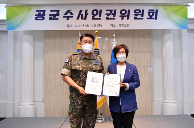 16일 공군호텔에서 개최된 공군수사인권위원회 출범식에서 박인호(왼쪽) 공군참모총장이 정문자 위원장에게 위촉장을 전달하고 있다.  공군 제공