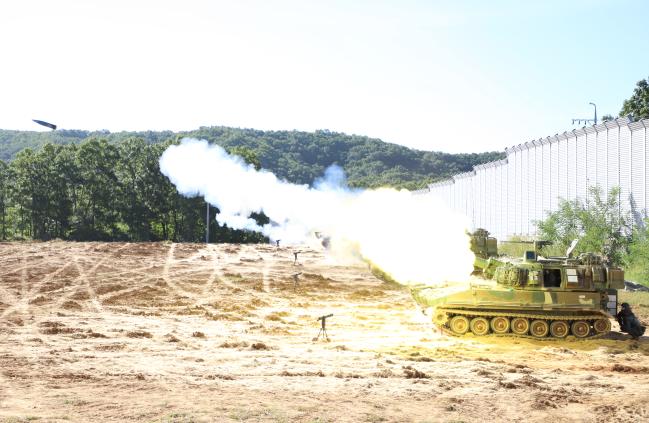 육군6포병여단이 16일 다락대훈련장에서 펼친 통합화력운용절차 훈련에서 K55A1 자주포가 지뢰살포탄 연습탄을 발사하고 있다.  사진 제공=김준서 병장