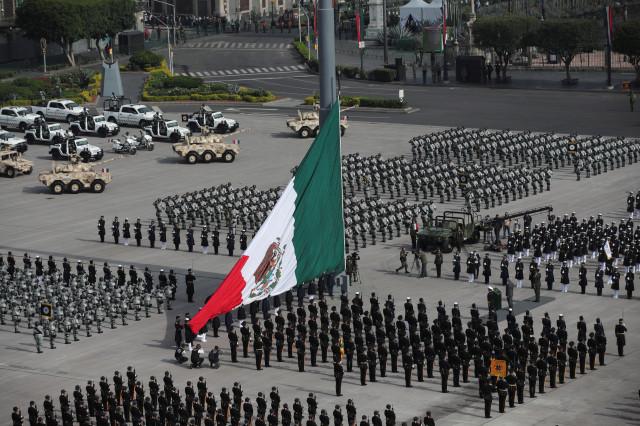지난 16일(현지시간) 독립기념일을 맞아 멕시코시티 소칼로 광장에서 열린 기념행사를 위해 멕시코 장병들이 각종 장비와 함께 도열해 있다. 로이터 = 연합뉴스