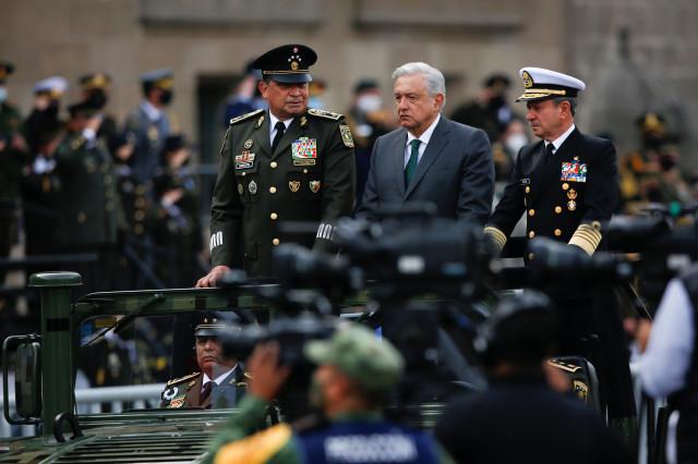 안드레스 마누엘 로페스 오브라도르 멕시코 대통령이 16일(현지시간) 크레센시오 산도발 국방장관, 라파엘 오헤다 해군장관과 함께 군대를 사열하고 있다. 로이터=연합뉴스