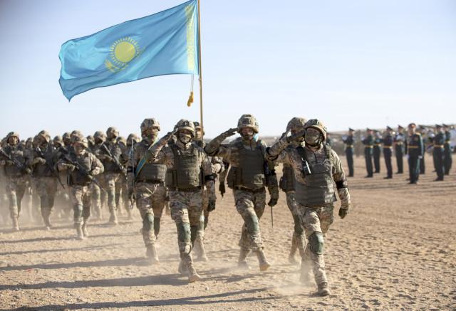 카자흐스탄 군인들이 둥우즈(Donguz) 사격장에서 열린 피스미션2021훈련 세레모니에 국기를 앞세우고 입장하고 있다. 타스=연합뉴스