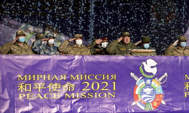 알렉산드르 라핀 러시아 중부군구 사령관(오른쪽 셋째) 등 SCO회원국의 주요 군인사들이 둥우즈 사격장에서 실시된 2021피스미션 개막식에 참석했다. 타스=연합뉴스