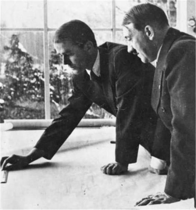 히틀러(오른쪽)에게 건축 설계를 설명하고 있는 슈페어.   