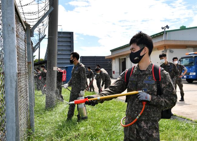 공군38전투비행전대 탄약고 단위소방대 장병들이 지난 17일 폭발물 저장 지역 소방훈련에서 탄약고 화재 초기 진압을 하고 있다.  사진 제공=이동영 하사